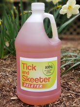Load image into Gallery viewer, Tick and Skeeter Deleter- Case of 4 - 1 gallon Concentrate
